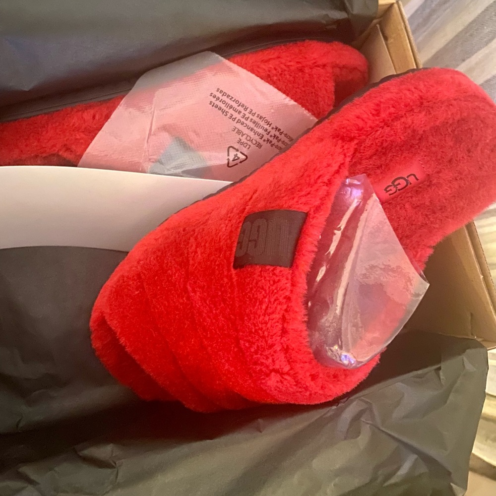 Brand New UGG fluff you Male size 10 and Women size 11